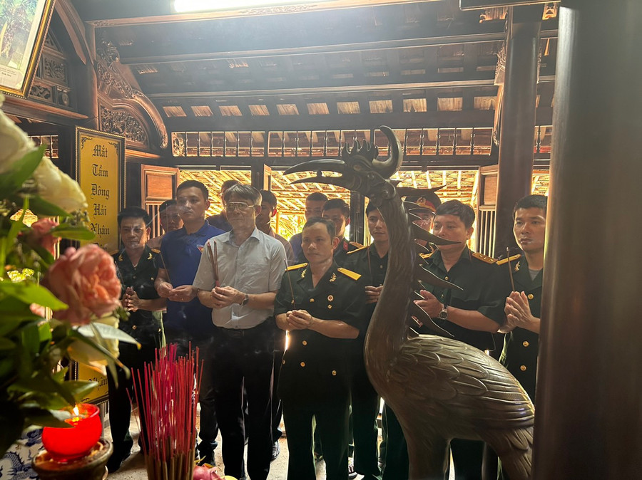 Hội cựu chiến binh và Đoàn thanh niên Công ty Điện lực Dầu khí Hà Tĩnh dâng hương tại nhà Đại tướng Võ Nguyên Giáp. Hội cựu chiến binh và Đoàn thanh niên Công ty Điện lực Dầu khí Hà Tĩnh dâng hương tại nhà Đại tướng Võ Nguyên Giáp.