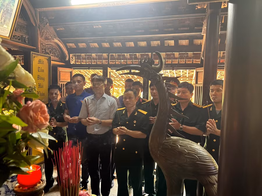 Hội cựu chiến binh và Đoàn thanh niên Công ty Điện lực Dầu khí Hà Tĩnh dâng hương tại nhà Đại tướng Võ Nguyên Giáp.