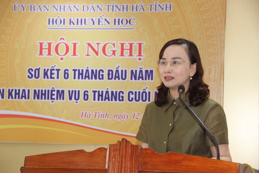 Bà Đặng Thị Quỳnh Diệp - Giám đốc Sở GD&amp;ĐT Hà Tĩnh phát biểu tại hội nghị.