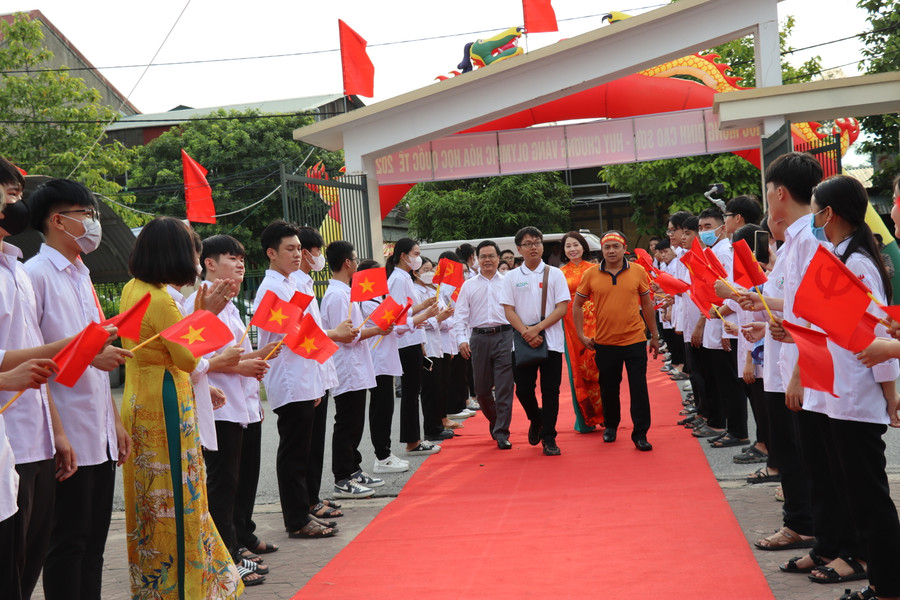 Em Đinh Cao Sơn - Chủ nhân HCV Olympic Hóa học quốc tế 2023 trở về trong sự hân hoan chào đón của thầy cô và bạn bè.