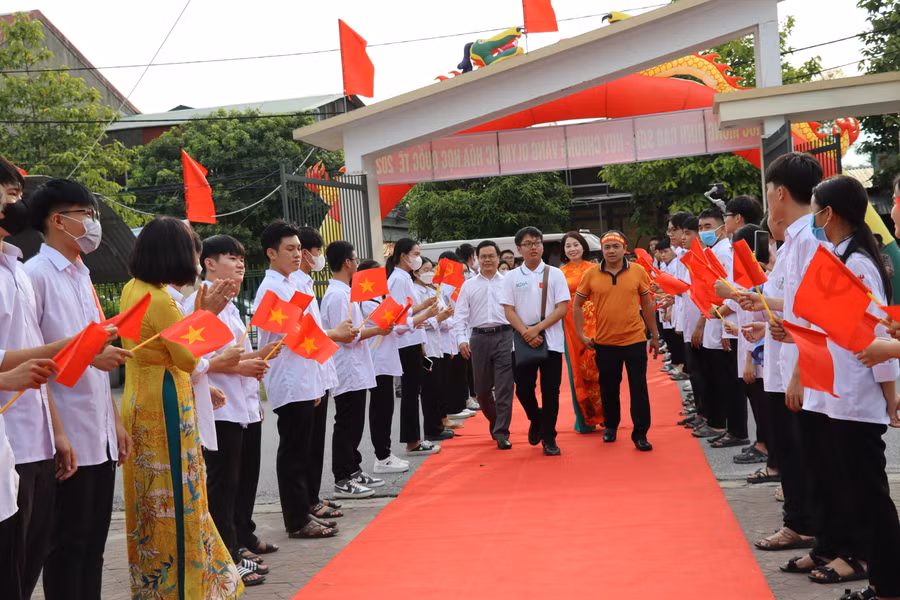 Em Đinh Cao Sơn - Chủ nhân HCV Olympic Hóa học quốc tế 2023 trở về trong sự hân hoan chào đón của thầy cô và bạn bè.