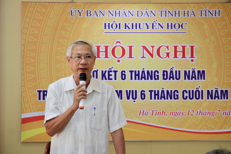 Ông Đoàn Đình Anh - Chủ tịch Hội Khuyến học Hà Tĩnh chủ trì hội nghị.