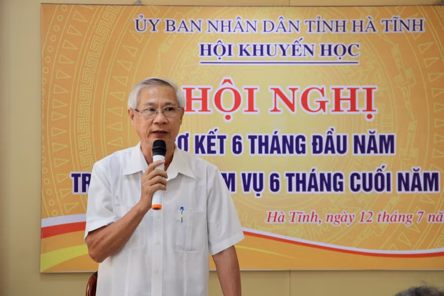 Ông Đoàn Đình Anh - Chủ tịch Hội Khuyến học Hà Tĩnh chủ trì hội nghị.