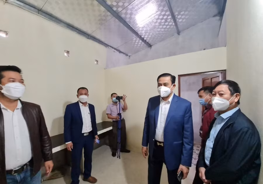 Chủ tịch UBND tỉnh Võ Trọng Hải tham quan nhà nhân ái do báo GD&amp;TĐ kết nối với các nhà hảo tâm xây dựng.