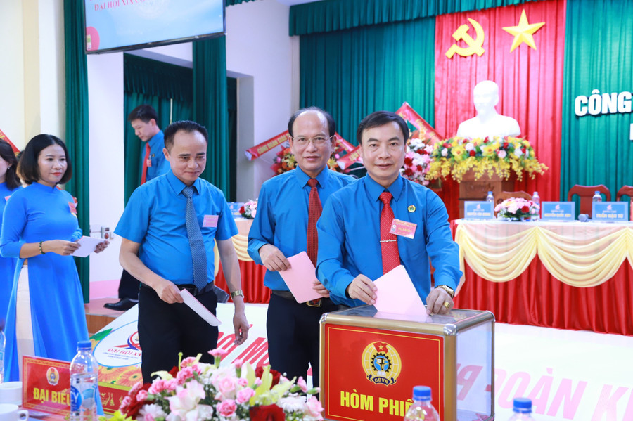 Các đại biểu bầu BCH Công đoàn giáo dục nhiệm kỳ mới.