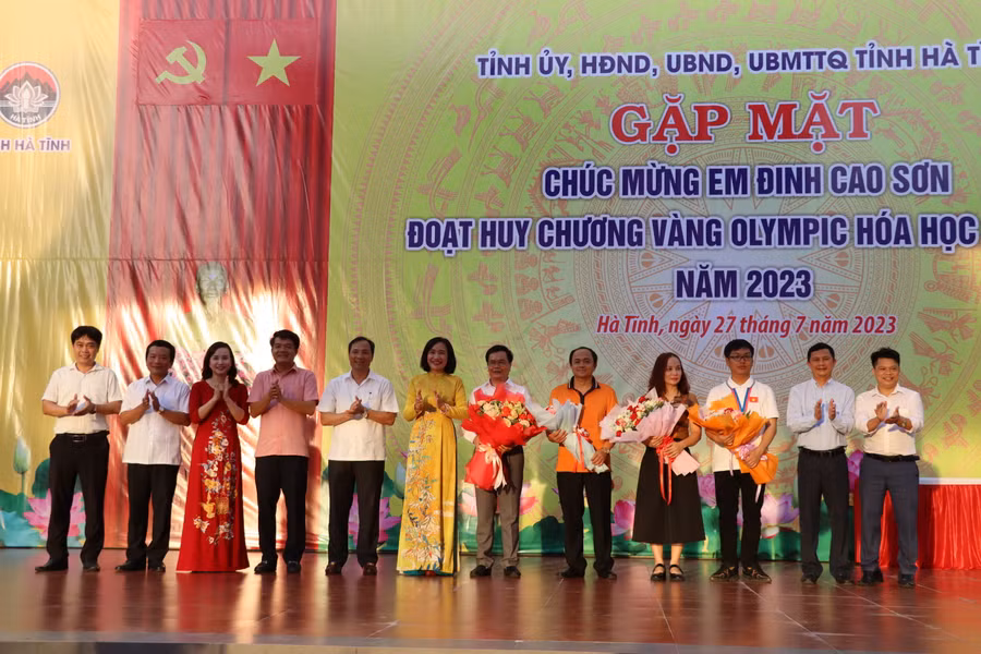 Lãnh đạo UBND tỉnh tặng hoa chúc mừng em Đinh Cao Sơn.