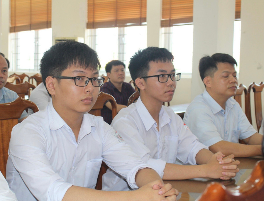 Em Đinh Cao Sơn (bên trái) vừa giành HCV tại kỳ thi Olympic Hoá học quốc tế năm 2023. Em Đinh Cao Sơn (bên trái) vừa giành HCV tại kỳ thi Olympic Hoá học quốc tế năm 2023.