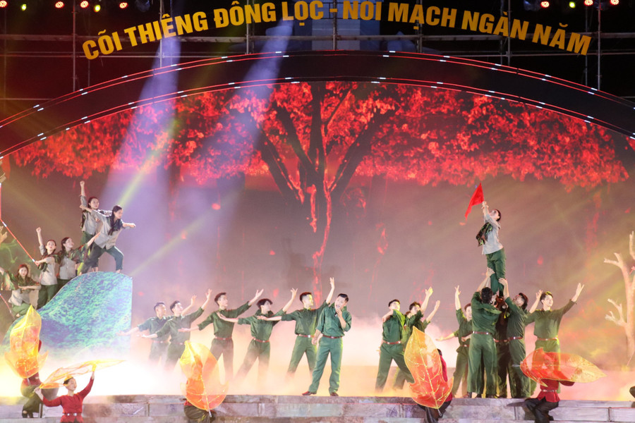 Chương trình tái hiện lại sự hy sinh anh dũng của 10 nữ TNXP tại Ngã ba Đồng Lộc.