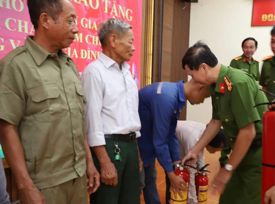 Lãnh đạo Công an tỉnh trao bình chữa cháy cho các hộ gia đình. Lãnh đạo Công an tỉnh trao bình chữa cháy cho các hộ gia đình.