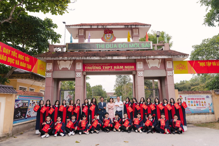 Trường THPT Hàm Nghi, huyện Hương Khê (Hà Tĩnh). Trường THPT Hàm Nghi, huyện Hương Khê (Hà Tĩnh).