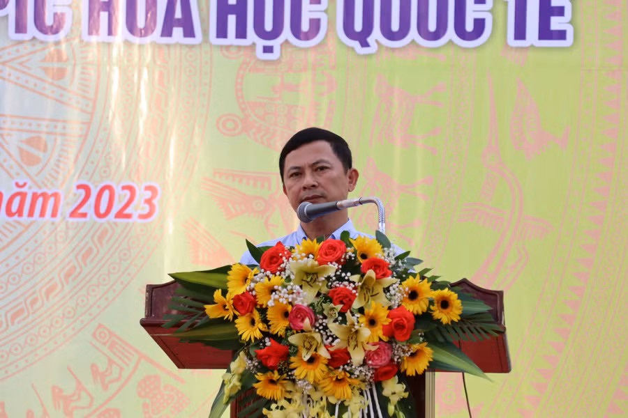 Ông Lê Ngọc Châu - Phó Chủ tịch UBND Hà Tĩnh chúc mừng và biểu dương thành tích của ngành Giáo dục và em Đinh Cao Sơn.