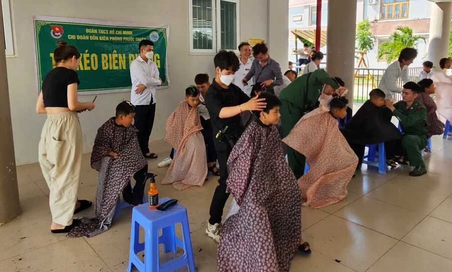 “Tay kéo Biên phòng” Chi đoàn Đồn Biên phòng Phước Thuận, BĐBP Bà Rịa – Vũng Tàu phối hợp cắt tóc miễn phí cho các em học sinh Trường Tiểu học Hồ Tràm.