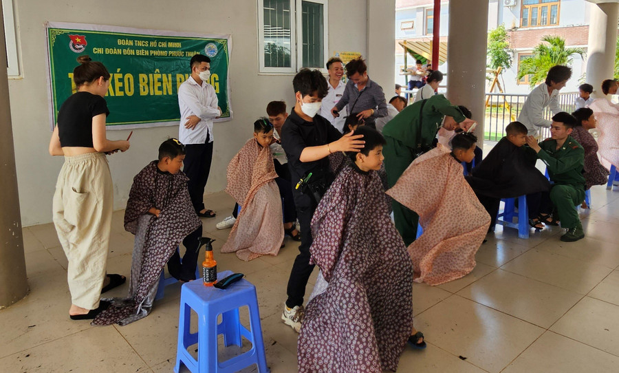“Tay kéo Biên phòng” Chi đoàn Đồn Biên phòng Phước Thuận, BĐBP Bà Rịa – Vũng Tàu phối hợp cắt tóc miễn phí cho các em học sinh Trường Tiểu học Hồ Tràm.