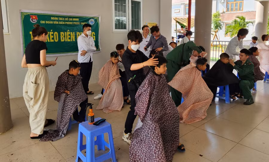 “Tay kéo Biên phòng” Chi đoàn Đồn Biên phòng Phước Thuận, BĐBP Bà Rịa – Vũng Tàu phối hợp cắt tóc miễn phí cho các em học sinh Trường Tiểu học Hồ Tràm.