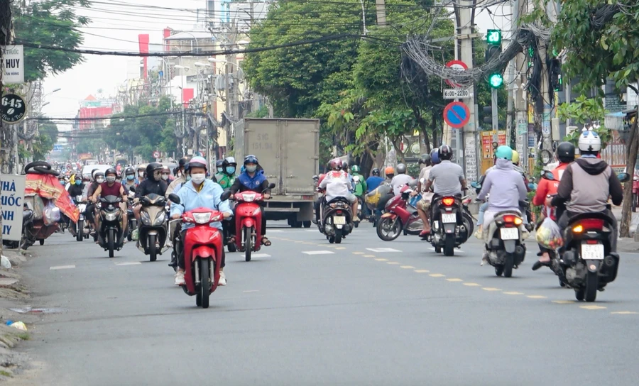 Người dân TPHCM tham gia giao thông.