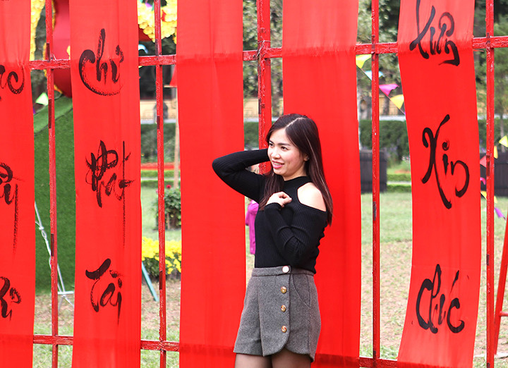 Cũng tại đây, công chúng và du khách được trải nghiệm nghệ thuật viết thư pháp, học gói bánh chưng, làm bưu thiếp, hoa giấy…