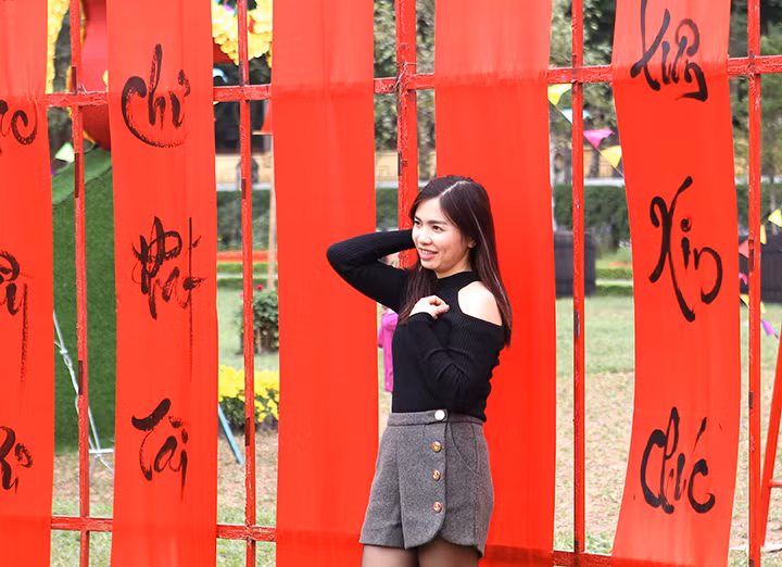 Cũng tại đây, công chúng và du khách được trải nghiệm nghệ thuật viết thư pháp, học gói bánh chưng, làm bưu thiếp, hoa giấy…