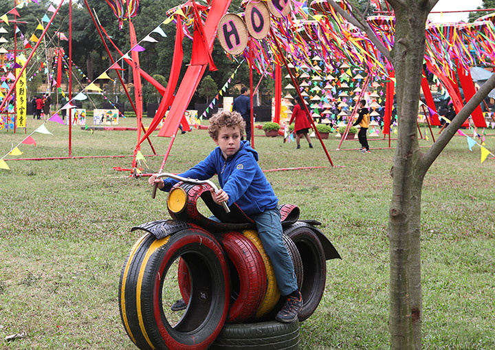 Các du khách "nhí" người nước ngoài tỏ ra thích thú với các trò chơi truyền thống của Tết Việt.