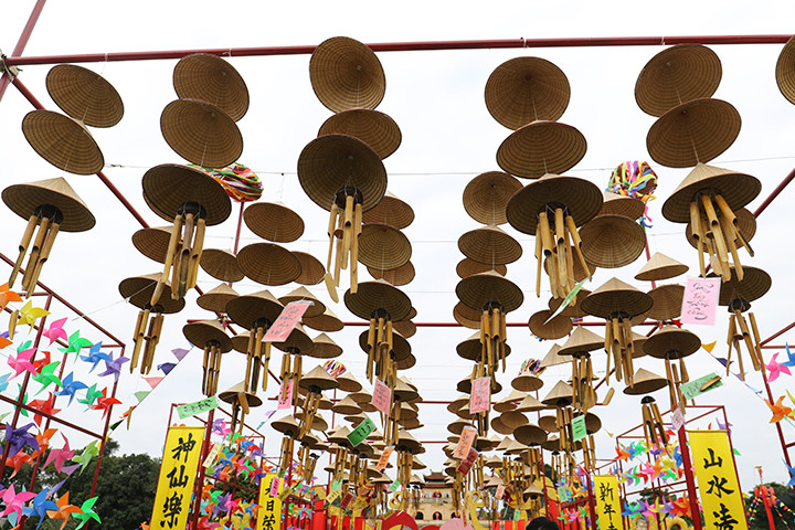 Tại đây, Trung tâm Bảo tồn di sản Thăng Long - Hà Nội đã phối hợp với nhiều cơ quan, đơn vị, làng nghề xây dựng chương trình Tết Việt 2020 với chủ đề “Nét bút ngày Xuân” đón Tết Nguyên đán Canh Tý năm 2020.