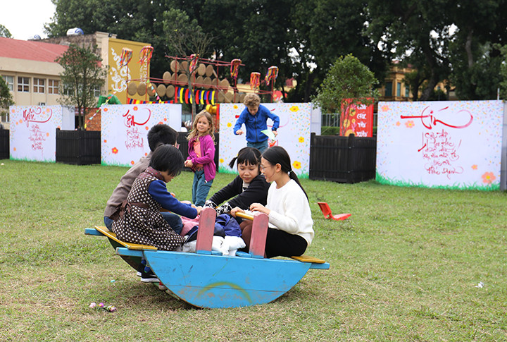 Không gian vui chơi cho trẻ em tìm hiểu lịch sử, giáo dục truyền thống qua các câu chuyện Tết ở Hoàng cung gắn với phong tục khai bút, xin chữ.