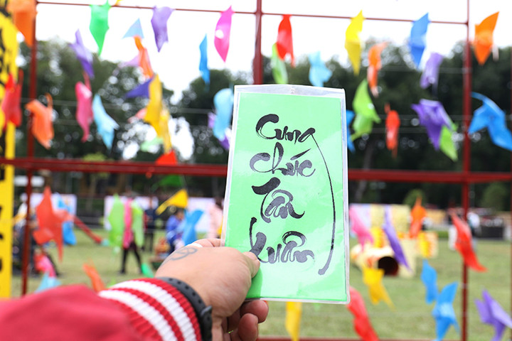 Tham dự chương trình, du khách sẽ được trải nghiệm không gian chợ Tết, tìm về Tết xưa qua các trò vui dân gian: Viết câu đối, làm hoa Tết, ghép tranh vải, nặn tò he, thưởng thức các tiết mục múa rối nước đặc sắc.