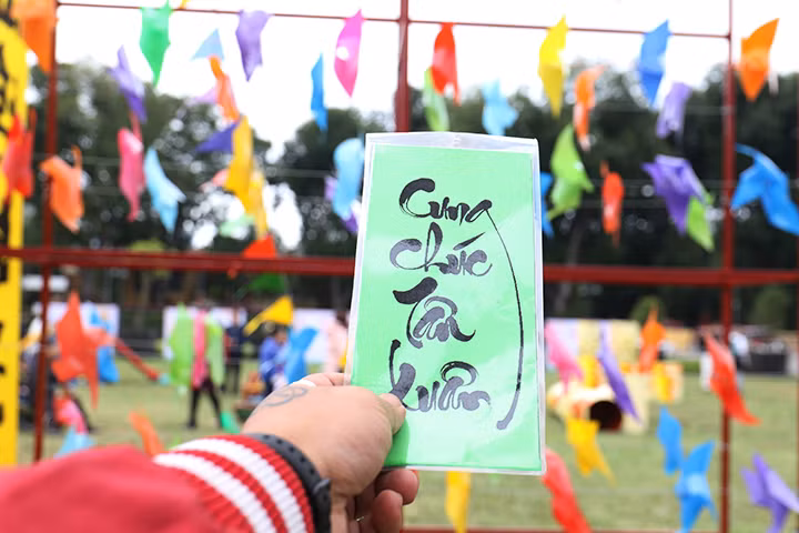 Tham dự chương trình, du khách sẽ được trải nghiệm không gian chợ Tết, tìm về Tết xưa qua các trò vui dân gian: Viết câu đối, làm hoa Tết, ghép tranh vải, nặn tò he, thưởng thức các tiết mục múa rối nước đặc sắc.