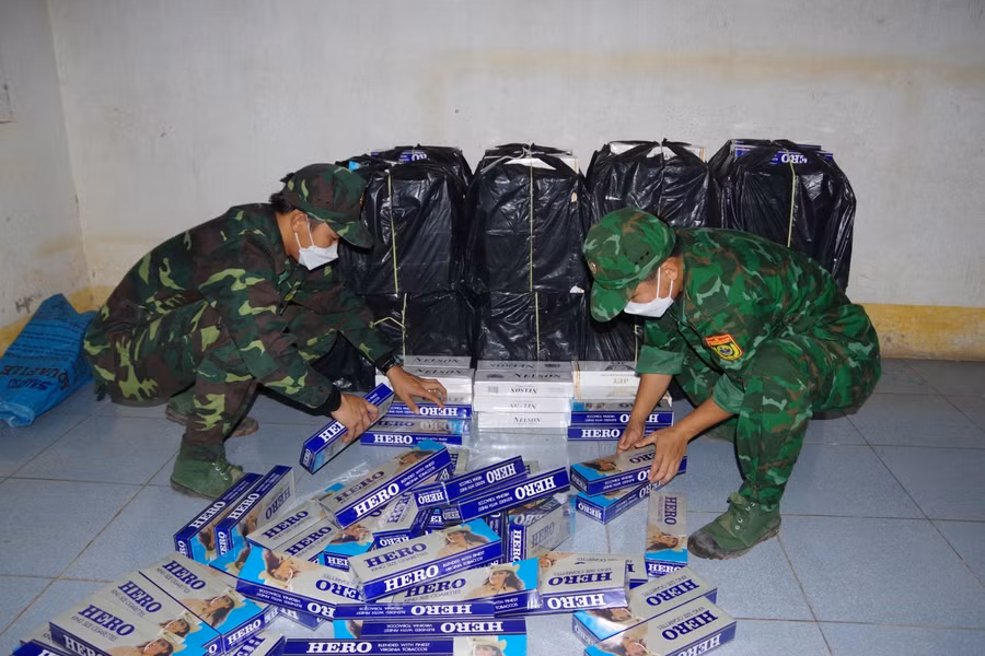 Cán bộ đồn Biên phòng cửa khẩu quốc tế Thường Phước kiểm đếm tang vật.