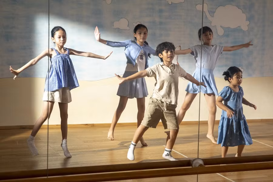 Lớp nhảy hiện đại.