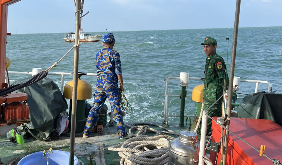 Tàu cứu nạn Biên phòng hỗ trợ lai dắt phương tiện bị nạn về nơi an toàn.