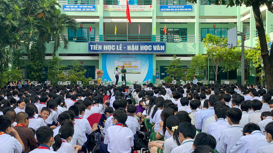 Học sinh Trường THCS An Lạc nghe các bác cựu chiến binh kể chuyện về Bác Hồ.