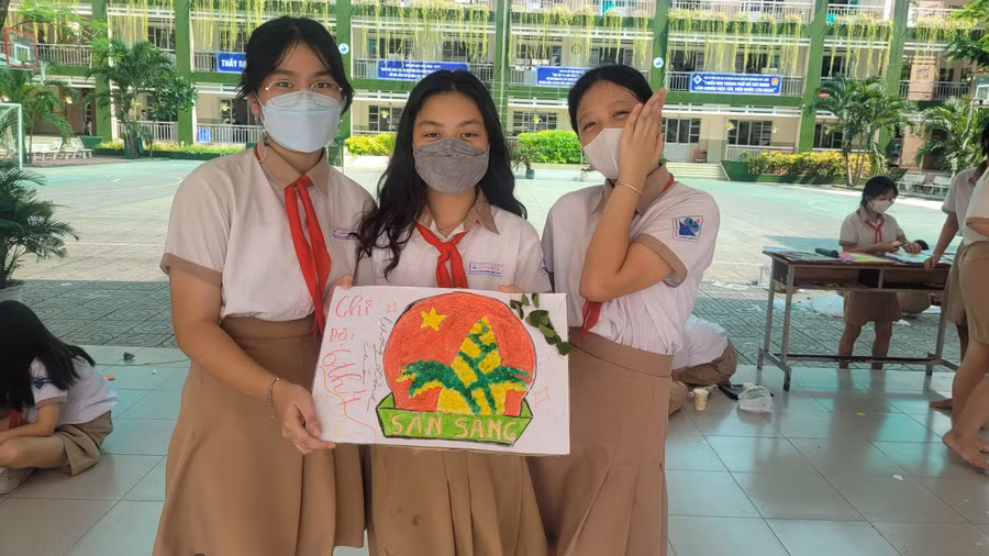 Học sinh Trường THCS Lương Định Của thiết kế Logo đội thiếu niên tiền phong Hồ Chí Minh.