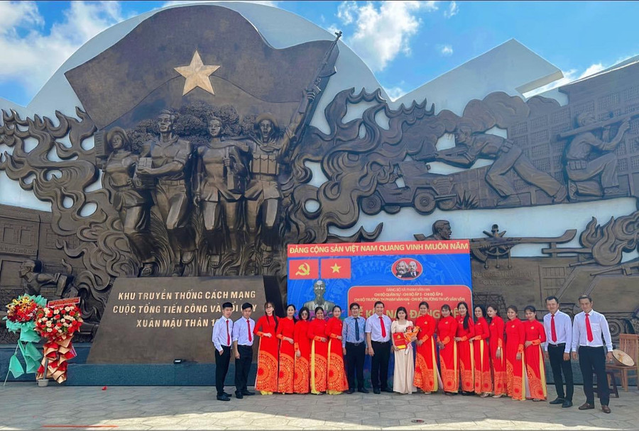 Chi bộ Trường tiểu học Phạm Văn Hai tổ chức kết nạp đảng cho giáo viên trong trường.