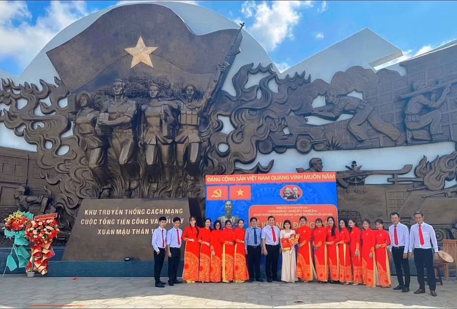 Chi bộ Trường tiểu học Phạm Văn Hai tổ chức kết nạp đảng cho giáo viên trong trường.