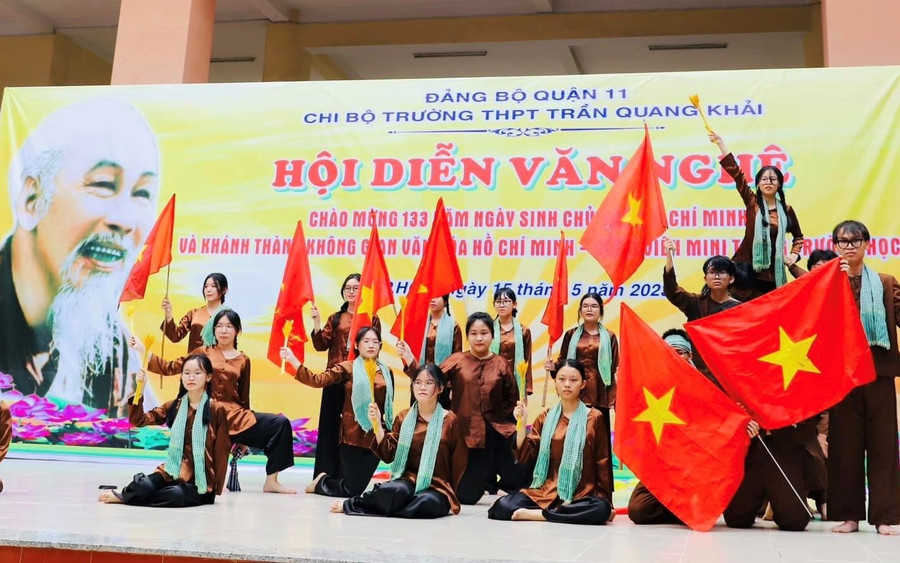 Ngày 15/5, Chi bộ Trường THPT Trần Quang Khải (quận 11) tổ chức Hội diễn văn nghệ chào mừng ngày sinh Chủ tịch Hồ Chí Minh.