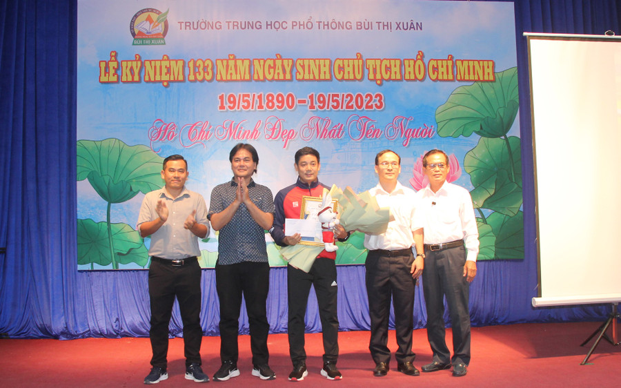 Lãnh đạo Trường THPT Bùi Thị Xuân trao khen thưởng thầy Lê Đức Duy.