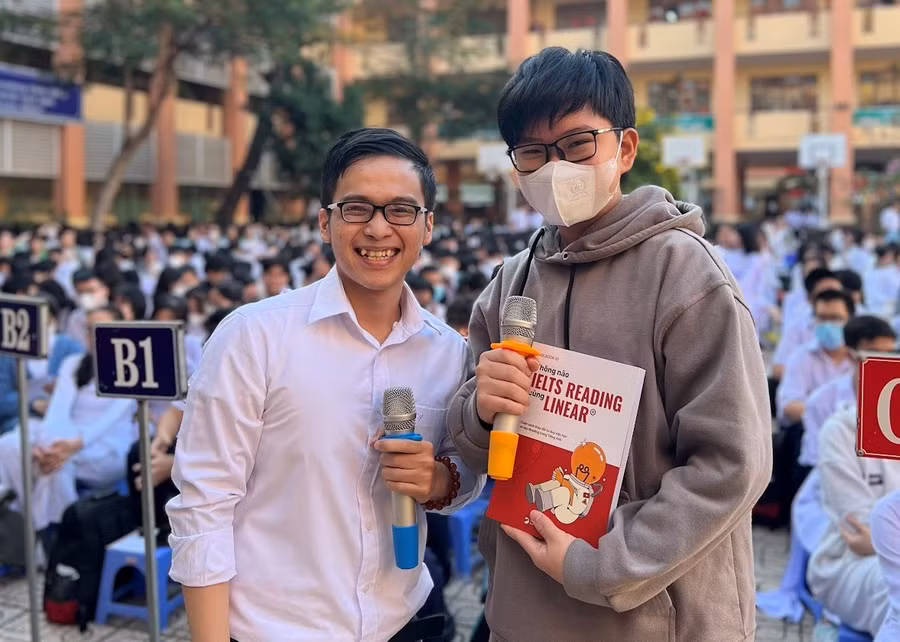 Học sinh trường THPT Nguyễn Chí Thanh sôi nổi giao lưu với diễn giả.