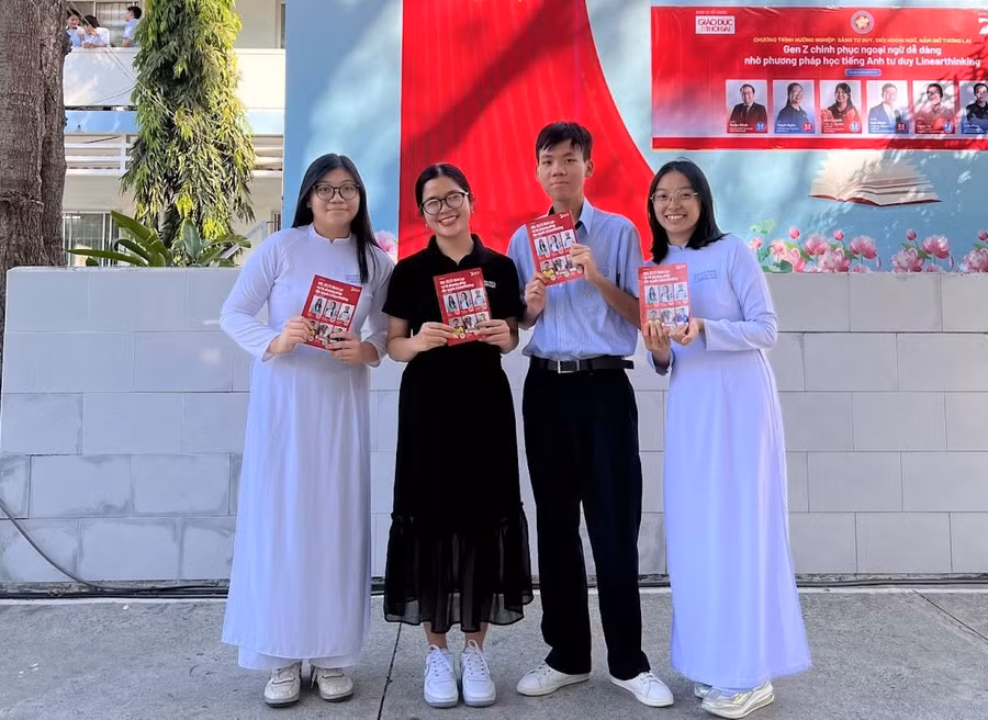 Học sinh trường THPT Hoàng Hoa Thám hào hứng chụp ảnh kỷ niệm với diễn giả.