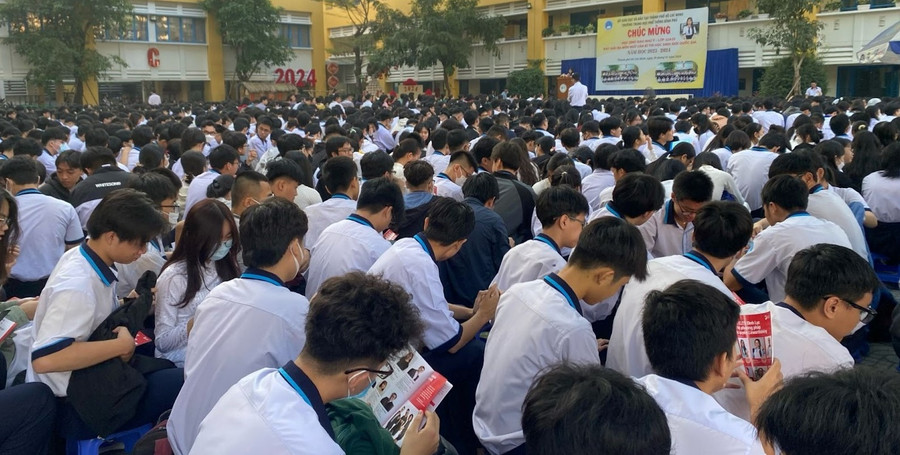 Các bạn học sinh chăm chú tìm hiểu phương pháp Linearthinking.