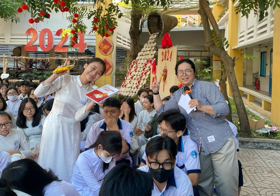 Các bạn học sinh nhận phần quà từ DOL IELTS Đình Lực.