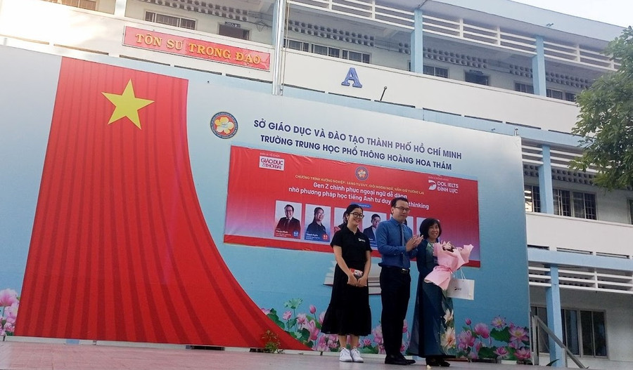 Diễn giả đại diện DOL English gửi món quà tặng BGH THPT Hoàng Hoa Thám.