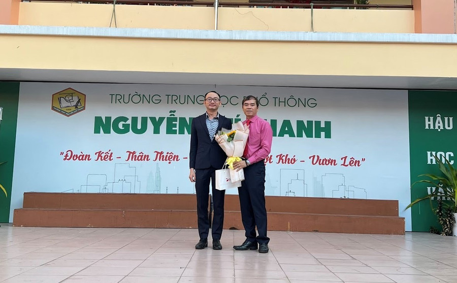 Diễn giả đại diện DOL English gửi món quà tặng BGH trường THPT Nguyễn Chí Thanh. Diễn giả đại diện DOL English gửi món quà tặng BGH trường THPT Nguyễn Chí Thanh.