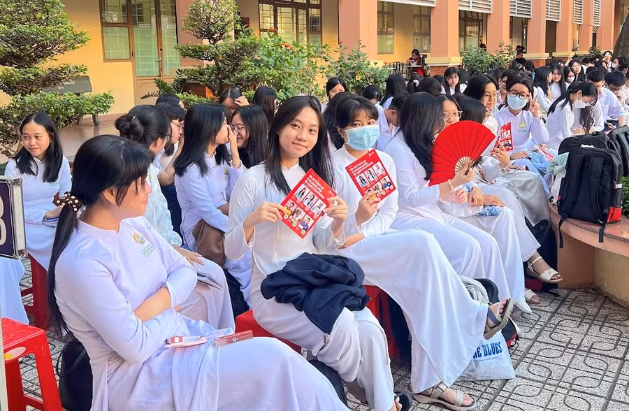 Không khí buổi talkshow tại trường THPT Nguyễn Chí Thanh.