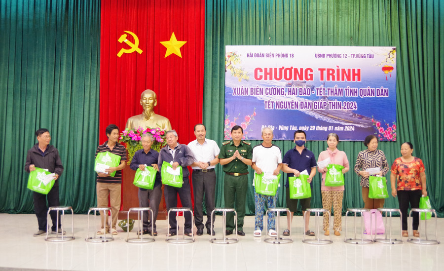 Trao quà cho các hộ dân ven biển TP Bà Rịa. Trao quà cho các hộ dân ven biển TP Bà Rịa.