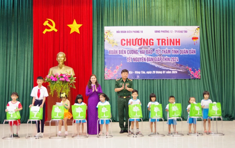 Trao quà cho học sinh có hoàn cảnh khó khăn.