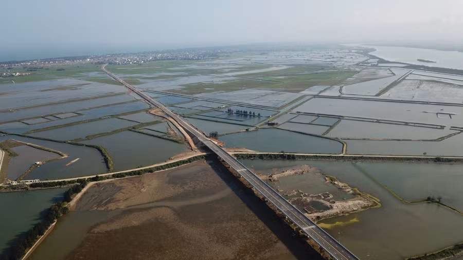 Điểm đầu dự án tại Km0+00 nối với đường tỉnh 535 và đường quy hoạch thị xã Cửa Lò thuộc địa phận phường Nghi Hải; điểm cuối dự án khớp nối tuyến đường ven biển do tỉnh Hà Tĩnh thực hiện, cách vị trí nút giao với quốc lộ 8B khoảng 200m, thuộc xã Xuân Trường, huyện Nghi Xuân (tỉnh Hà Tĩnh).