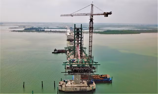 Cầu Cửa Hội được khởi công xây dựng vào ngày 12/2/2019. Dự án có tổng mức đầu tư 950 tỉ đồng, trong đó gồm 450 tỉ đồng vốn trái phiếu Chính phủ và 500 tỉ đồng vốn ngân sách hai tỉnh Nghệ An, Hà Tĩnh.