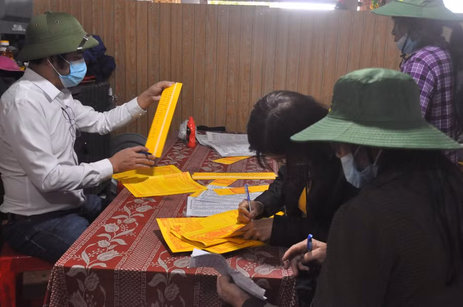 Đội ngũ thầy cúng làm lễ tại chùa Hương được BQL di tích tập huấn và cấp thẻ hành nghề và tuân thủ các biện pháp phòng dịch.