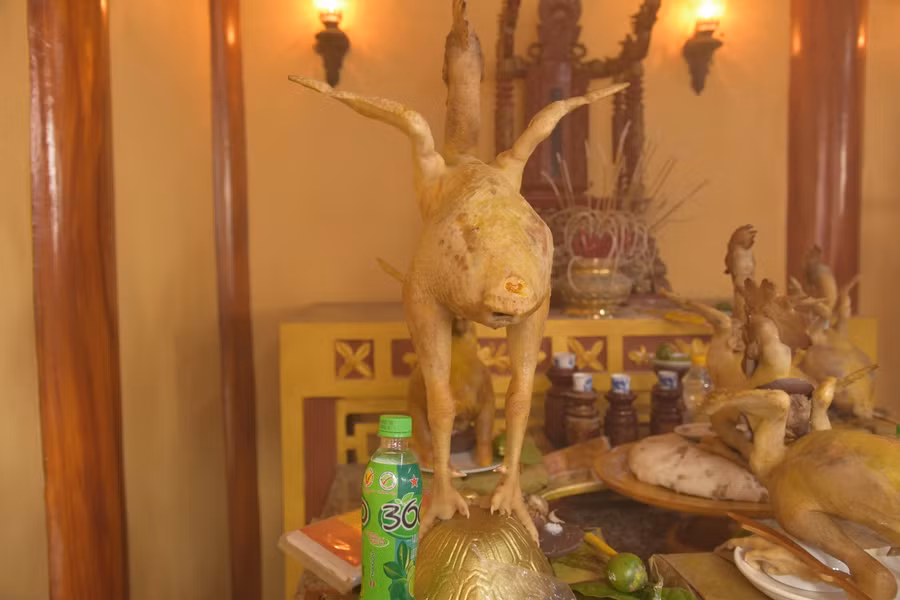 "Trong các thế gà, khó nhất là thế làm gà bay vì nhiều công đoạn, tỉ mỉ và nhiều thời gian. Trung bình, để hoàn thành một con gà bay cần mất từ 3-5 tiếng để tạo hình", anh Lê Quang Mậu - một người chuyên làm gà bay cho biết.