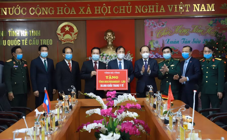 UBND tỉnh Hà Tĩnh trao tặng 50.000 khẩu trang y tế phòng chống dịch COVD-19 cho tỉnh Bôlykhămxay.