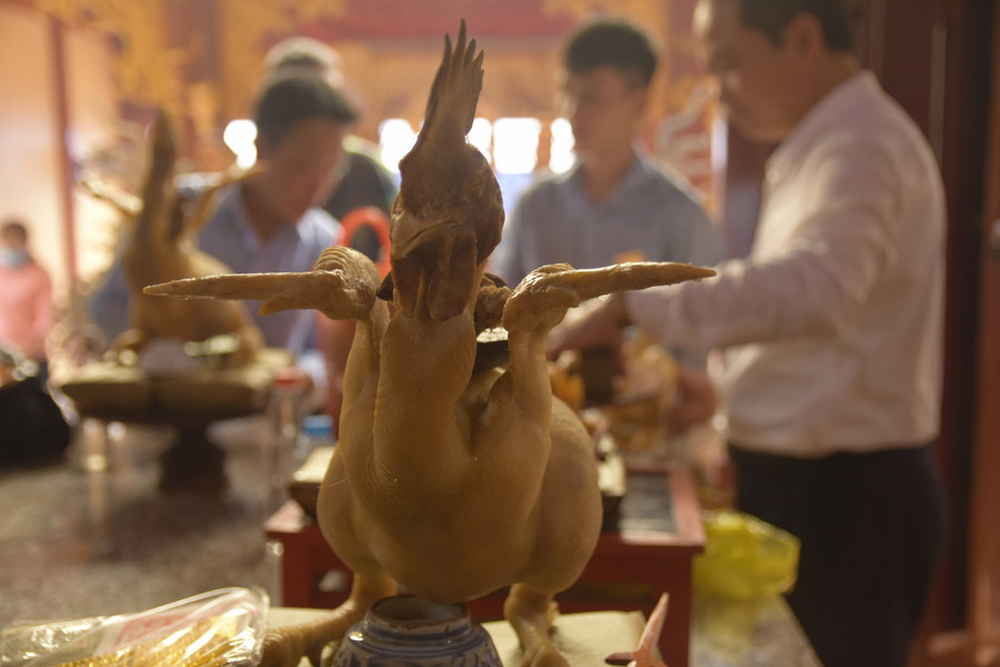 Theo những người kinh nghiệm cho biết, gà được chọn tạo dáng phải là giống gà tốt, trọng lượng từ 4kg trở lên. Các loại gà dai thịt, giòn da thường được ưu tiên. Không chọn gà non vì quá trình luộc tạo dáng mất nhiều thời gian sẽ làm gà bị nứt, mất thẩm mỹ. Theo những người kinh nghiệm cho biết, gà được chọn tạo dáng phải là giống gà tốt, trọng lượng từ 4kg trở lên. Các loại gà dai thịt, giòn da thường được ưu tiên. Không chọn gà non vì quá trình luộc tạo dáng mất nhiều thời gian sẽ làm gà bị nứt, mất thẩm mỹ.